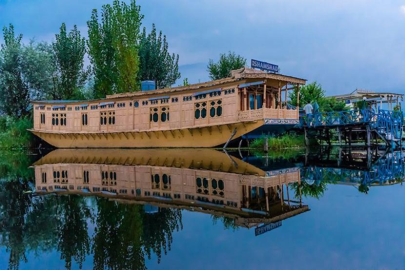 Kashmir Houseboat tour package